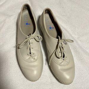 Softspots Sneakers Women's Size 9M beige Feel Beautiful Leather Lace Shoes..